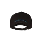 Gorra negra con diseño tipo trucker, visera curva y bordado frontal con el texto "DSQ2" en tono azul brillante con efecto de llamas. Cuenta con detalles desgastados en la visera.