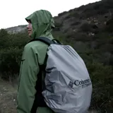 Mochila Columbia Triple Canyon color negro, diseñada para senderismo, con capacidad de 24 litros, panel trasero de malla transpirable, tirantes acolchados, cinturón ajustable, funda impermeable y compartimento compatible con hidratación.