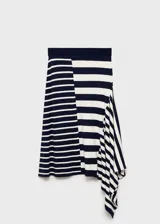 Falda midi de punto fino con diseño asimétrico y evasé. Presenta un estampado de rayas horizontales en combinación de colores blanco y negro, con cintura elástica de tiro medio.