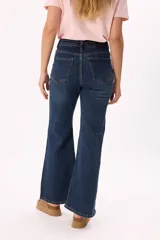Jean wide leg de denim azul con tiro alto y cordones decorativos en la cintura.