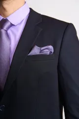 Ambo de corte slim compuesto por saco de dos botones con solapa clásica y pantalón de vestir a juego. El conjunto presenta un diseño sobrio y elegante, ideal para eventos formales.