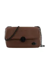 Cartera tipo bandolera color marrón camel, con solapa frontal, cierre de broche circular negro y detalle de aplique metálico en forma de labios. Incluye correa de cadena metálica negra.