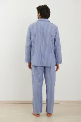 Pijama para hombre de camisa manga larga con botones y pantalón largo, ambos a rayas verticales celestes y blancas con ribetes azul marino.