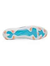Championes de fútbol Under Armour UA Shadow Pro 4 FG, en color blanco con detalles en azul y naranja, diseñados para ofrecer velocidad y agilidad en césped natural.