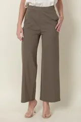 Pantalón italiano de algodón y elastano, color marrón, de corte palazzo y tiro alto, con bolsillos laterales y cintura elastizada.