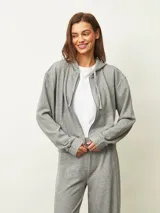 Campera negra con capucha, cierre frontal, mangas largas con puños elásticos y bolsillos laterales.