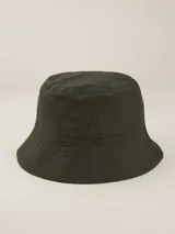 Gorro tipo bucket color verde oscuro con bordado frontal con el texto "BENSON & THOMAS MODERN CLASSICS".