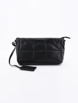 Bandolera negra con diseño acolchado y correa larga regulable.