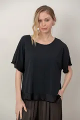 Remera negra de algodón con cuello redondo, mangas cortas y zócalo de satén desflecado en el ruedo y las mangas.