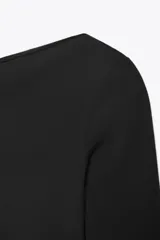 Camiseta entallada de manga larga con diseño asimétrico de un solo hombro.