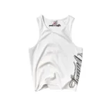 Musculosa blanca de corte slim fit, con cuello redondo y tirantes anchos. Presenta un estampado lateral en la parte inferior con tipografía cursiva en color negro.