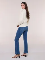 Buzo de algodón blanco con diseño de punto calado y mangas anchas.