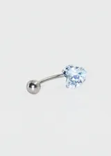 Piercing de ombligo de acero quirúrgico hipoalergénico con dije de corazón celeste brillante y bolita plateada.