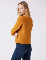 Buzo de silueta relajada confeccionado en tejido acanalado, con cuello redondo y mangas tres cuartos estilo japonés. Presenta un diseño fluido y cómodo.