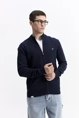 Campera tejida de algodón con cierre frontal completo, cuello levemente elevado, puños y ruedo acanalados. Presenta un pequeño logo bordado en el pecho.