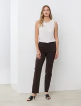 Pantalón de gabardina elastizada celeste, marca Zac & Rachel. Modelo recto con pretina ancha con faja interna modeladora, largo de pierna y costura frontal pespunteada.