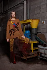 Sweater tejido de lana color marrón con bordado de un jinete a caballo. Tiene cuello redondo y puños acanalados.