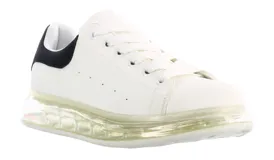 Championes urbanos de diseño moderno, color blanco con detalle en negro en el talón. Presentan una suela de plataforma transparente con efecto iridiscente y cierre mediante cordones.