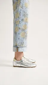 Zapatillas de cuero plateado metalizado, de diseño minimalista y elegante, con cordones claros y suela fina.
