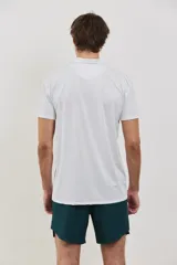 Chomba deportiva de manga corta, con cuello polo y cierre frontal de botones. Confeccionada en tejido técnico ultra liviano, fresco y respirable con propiedades elásticas para mayor movilidad.