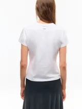 Remera básica de manga corta y cuello redondo, de corte ajustado y largo a la primera cadera, confeccionada en jersey de algodón.