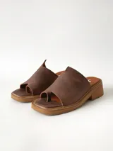 Sandalias marrones de cuero texturizado con diseño de tira ancha en el empeine y separación para el dedo, taco cuadrado bajo y suela plataforma.