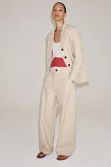 Pantalón barrel de tiro medio confeccionado en hilatura con lino, color beige con diseño a rayas sutiles. Cuenta con cintura con trabillas, bolsillos laterales ocultos en costura, pierna ancha y cierre frontal con cremallera y botón.