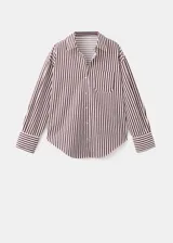 Camisa de corte recto confeccionada en mezcla de algodón y poliéster, con estampado de rayas. Cuenta con cuello camisero, manga larga con puños abotonados, bolsillo de parche en el pecho y cierre frontal con botones.