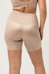 Calza modeladora color piel, tiro alto, confeccionada en lycra reforzada en la zona abdominal.
