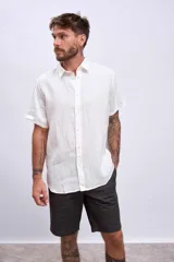 Camisa de hombre color celeste, de manga corta y corte regular, con cuello clásico y botones blancos.
