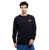 Remera de manga larga Volcom color negro, con cuello redondo y pequeño estampado de un águila en el pecho.