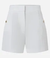Short sastre de cintura alta color marrón, con bolsillos laterales y detalles de tachuelas metalizadas.