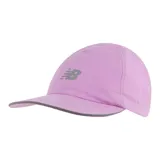 Gorro tipo gorra New Balance modelo Performance Run, color rosado con logo reflectante en el frente y borde reflectante en la visera.