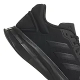 Championes Adidas Duramo 10, color negro, con las tres tiras características de la marca en los laterales.