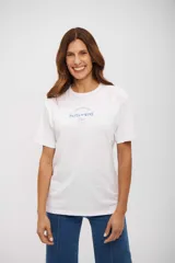 Remera blanca de algodón con cuello redondo y manga corta. Estampado frontal en azul con el texto "CONSUMED DAILY" y "PASTA AND WINE Club".