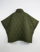 Poncho acolchado color vino tinto, con cuello alto y cierre frontal parcial. Presenta un patrón de costuras capitoné en forma de hoja o diamante y bolsillos delanteros.