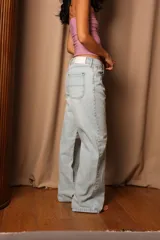 Pantalón de jean celeste de corte recto.