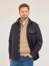 Sobrecamisa de paño color azul marino, con cierre frontal de botones, cuello clásico y bolsillo en el pecho con solapa y botón.