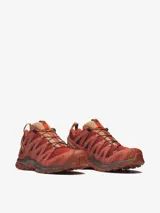 Championes Salomon XA Pro 3D de diseño técnico para trail running, en tonos rojizos y marrones. Presentan una estructura robusta con tecnología 3D Chassis para mayor estabilidad, sistema de cordones de ajuste rápido y suela Contagrip diseñada para un agarre superior en terrenos irregulares.