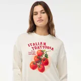 Buzo de cuello redondo en color blanco crudo, confeccionado en felpa ligera. Presenta un estampado frontal con la leyenda 'Italian Trattoria' y una ilustración de tomates en rama.