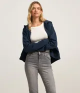 Pantalón skinny de cintura alta confeccionado en denim negro con elastano, con cierre de botón y cremallera, trabillas para cinturón y bolsillos funcionales en la parte delantera y trasera.