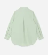 Camisa de tricolina color verde claro, con cuello inglés, mangas largas con trabilla para sujetar y botones delanteros.