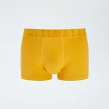 Pack de tres boxers para hombre. Incluye un boxer amarillo liso, un boxer azul marino con estampado de patos amarillos y un boxer azul con estampado de flamencos rosados. Todos tienen cintura elástica con la palabra "ULTIMATE" grabada.