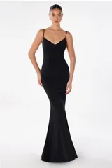 Vestido largo de fiesta color negro, ajustado al cuerpo, con espalda descubierta y detalle de encaje en la parte inferior de la espalda.
