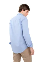 Camisa de hombre a cuadros rojos y blancos, de manga larga y corte clásico.