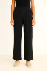 Pantalon de corte recto y holgado, color negro, con cintura elastizada.