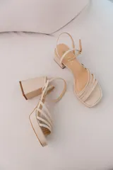Sandalias de tacón color crema con tiras finas y plataforma delantera.