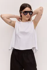 Musculosa blanca de corte cropped y recto, con cuello redondo y hombros estructurados.