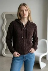 Sweater tipo campera de tejido de punto acanalado en color crudo, con cierre frontal completo, capucha con cordones ajustables y puños y ruedo tejidos en rib.