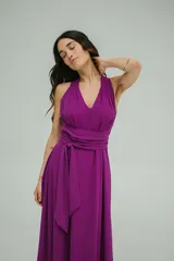Vestido largo color fucsia, con escote halter y lazo en la cintura.